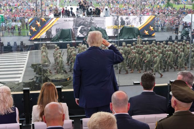 Trump schaut sich an seinem Geburtstag die Militärparade an. trump putin