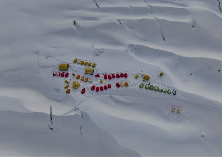 Viele der Bergsteiger lassen sich zumindest Teile ihre Gepäcks von Sherpas transportieren.