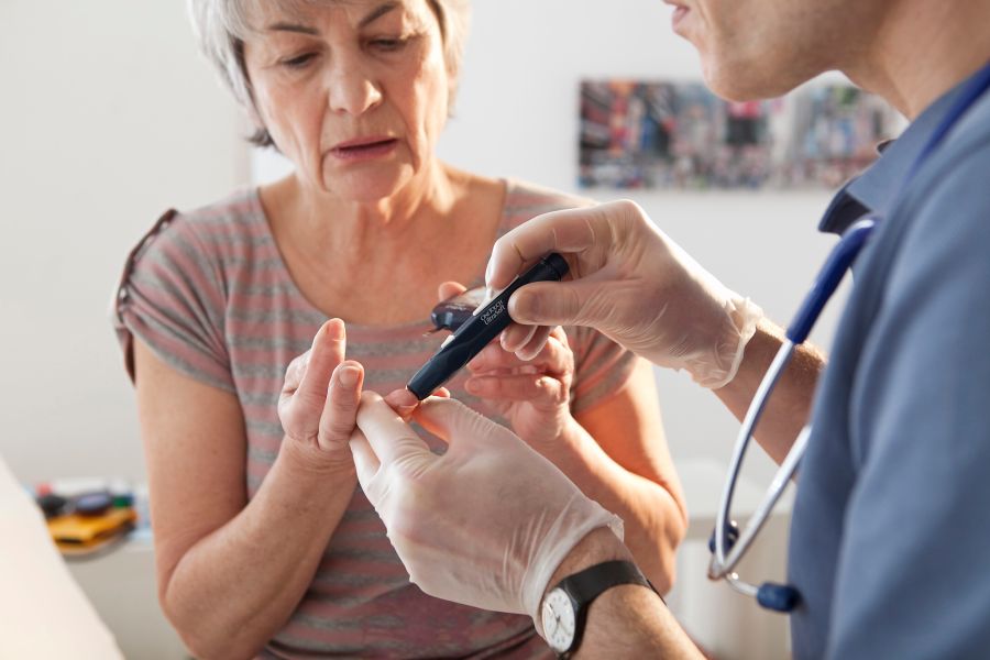 frau diabetes arzt