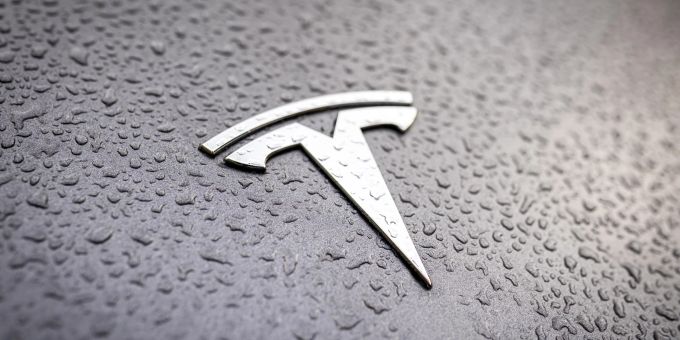 Die Tesla-Aktie stürzt um sieben Prozent. (Symbolbild) tesla logo symbol
