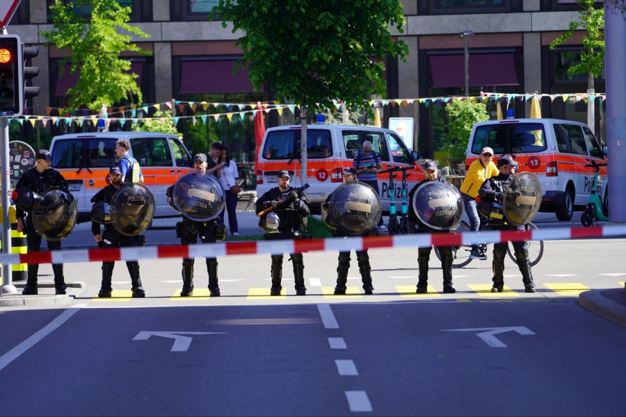 Bewaffnete Polizisten sind auch vor Ort.
