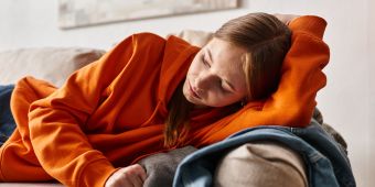 Junge Frau auf Sofa