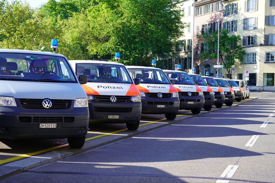 Polizeifahrzeuge in Zürich.