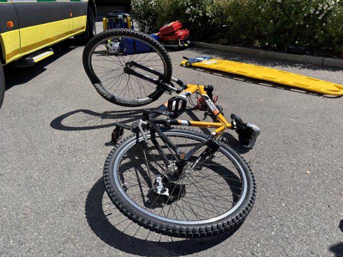Der Velofahrer wurde ins Spital geflogen. Ins Spital geflogen