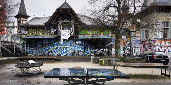Reitschule Bern Vorplatz Glacé