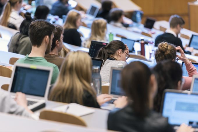 Studieren mit Laptop kann praktisch sein, aber in gewissen Bereichen auch weniger effizient. Studierende Laptop
