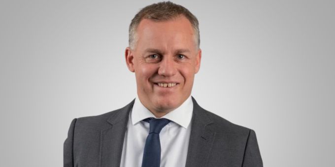 Thomas Werner ist Präsident der SVP Kanton Zug. Mann Porträtfoto grau