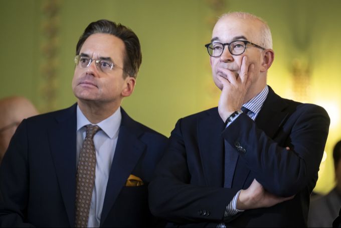 Die Nationalräte Olivier Feller (FDP/VD), links, und Gregor Rutz (SVP/ZH), rechts, reagieren beim Treffpunkt des Komitees «Bund für mehr Wohnraum» auf die Abstimmungsresultate, am 24. November 2024, in Bern. Olivier Feller Gregor Rutz