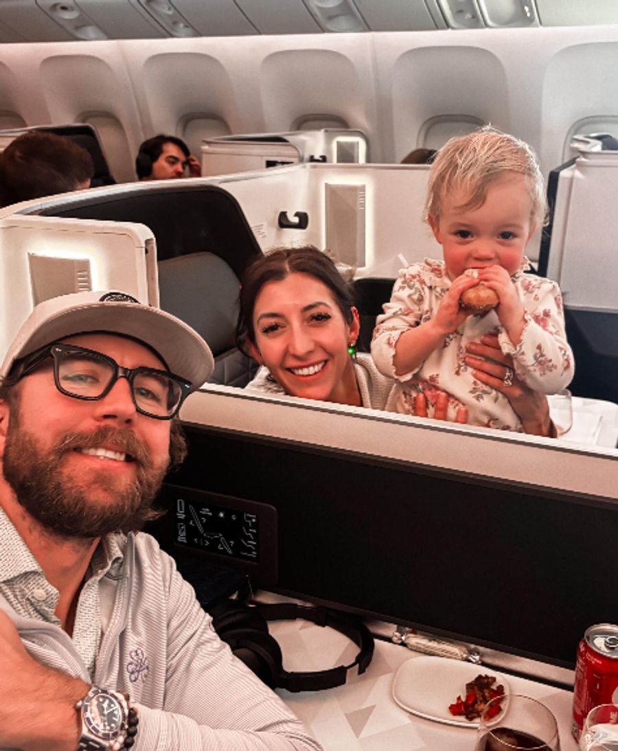 Kasey und Vanessa bereisen mit ihrem Kind «Peanut» die Welt. Ein Video, wie ihr Baby am Flughafen-Boden kraxelt, sorgt nun für Diskussionen ...