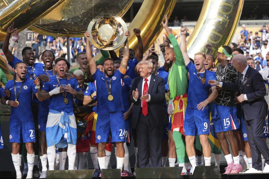 Er blieb einfach auf dem Podium, als Chelseas Kapitän den Siegerpokal hochreckt.