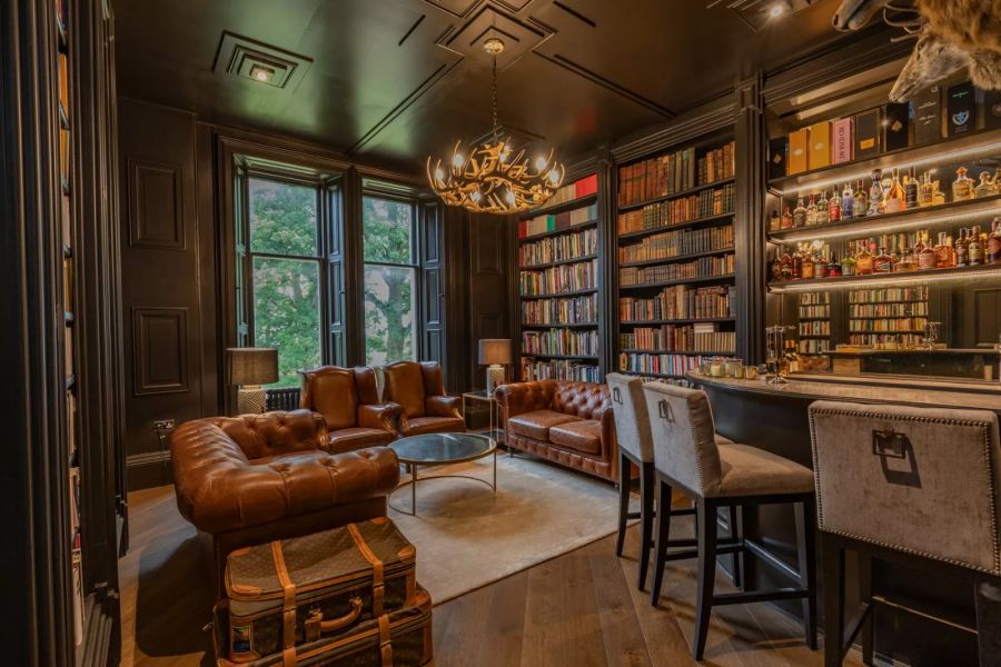 Das Schloss beherbergt acht Schlafzimmer, vier Empfangsräume, eine Bibliothek, einen Fitnessraum und ein Personalapartment.