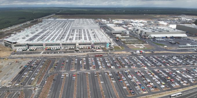 Teilweise im Landschaftsschutzgebiet erbaut: Die Tesla Gigafabrik bei Berlin steht seit dem 1. Spatenstich in der Kritik bei Umweltschützern und Anwohnern. Tesla Gigafabrik
