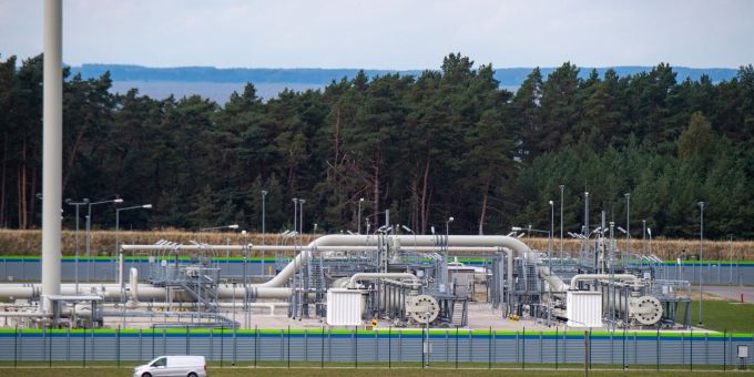 Die Anlagen an Land sind ungenutzt, ein Strang der Pipeline ist nach einem Anschlag 2022 beschädigt. (Archivbild) Pipeline