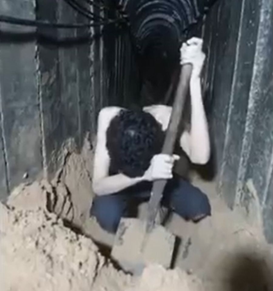In einem Propagandavideo wird er nun gezwungen, in einem Tunnel sein eigenes Grab zu schaufeln.