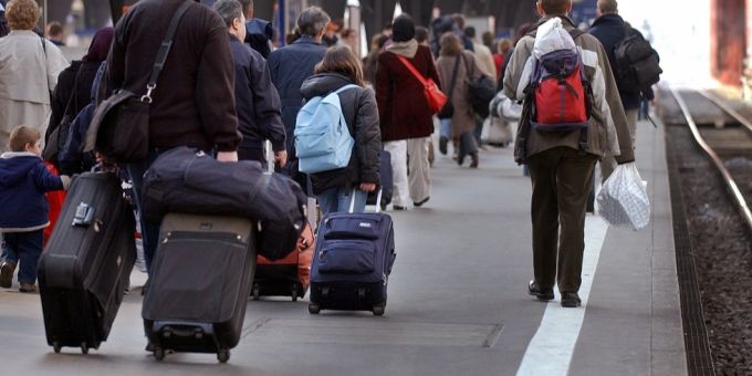 Die Zentralbahn (ZB) wird von Touris überrannt – das führt auch zu einer Koffer-Flut. (Symbolbild) Touris Koffer Zug Bahnhof