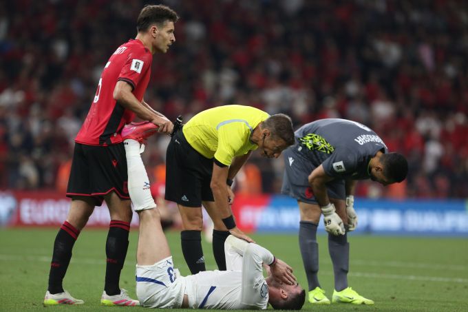 Ex-FCZ-Verteidiger Berat Djimsiti hilft Serbiens Dusan Vlahovic, als dieser von Krämpfen geplagt wird. Albanien Serbien