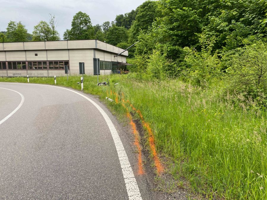 Motorradlenker in Strassenschild