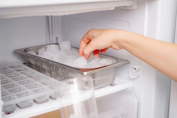 Sobald Eiswürfel einen Fremdgeruch oder ein Fremdaroma aufnehmen, sollten sie lieber entsorgt werden. Eiswürfel