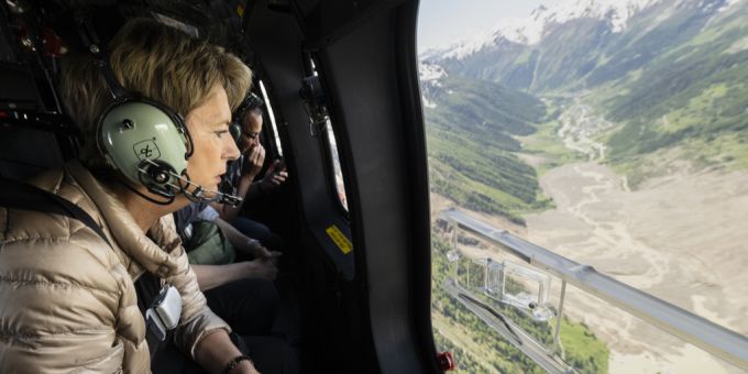 Am Freitag sah sich Bundespräsidentin Karin Keller-Sutter das Geschehen in Blatten VS mit einem Helikopter aus der Höhe aus an. Karin Keller-Sutter Blatten
