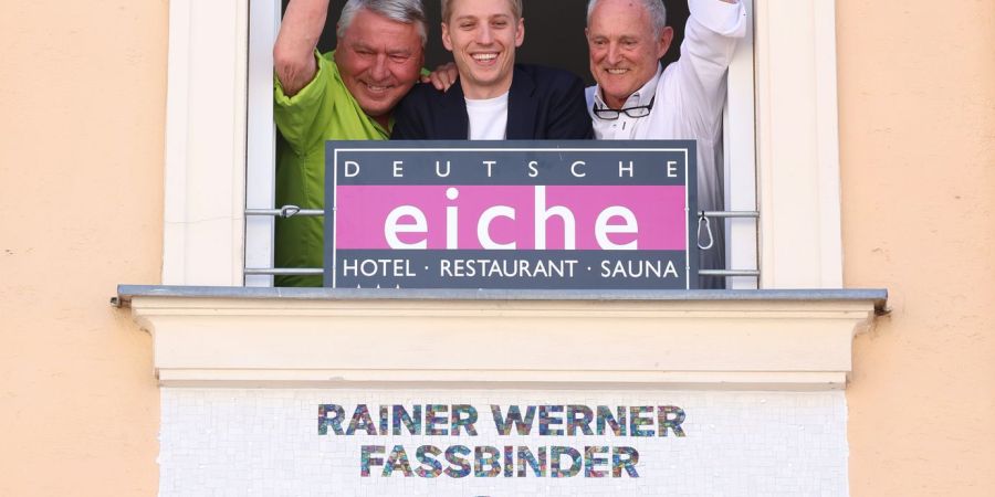 Die Chefs der Eiche und Bürgermeister Krause enthüllten die Gedenktafel.