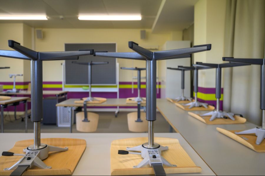 Stattdessen sollen die Klassenzimmer noch etwas länger leer bleiben.