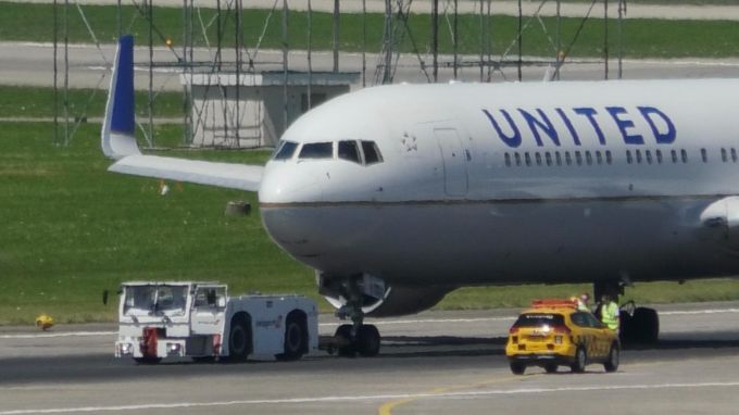 Die Reifen am Flugzeug scheinen wieder fahrtüchtig. zürich flughafen