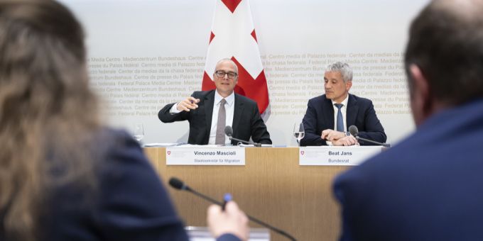 Vincenzo Mascioli, Staatssekretaer für Migration, links, spricht neben Bundesrat Beat Jans, rechts, an einer Medienkonferenz über die Umsetzung der Schutzklausel zum Freizügigkeitsabkommen, am 14. Mai 2025. Vincenzo Mascioli Beat Jans