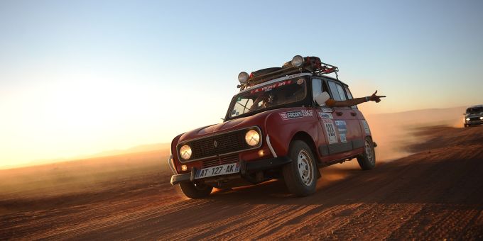 Die 4L Trophy ist eine jährlich stattfindende humanitäre Rallye, die über 6.000 Kilometer von Frankreich nach Marokko führt. Teilnehmen dürfen nur Studierende zwischen 18 und 28 Jahren R4 4lTrophy