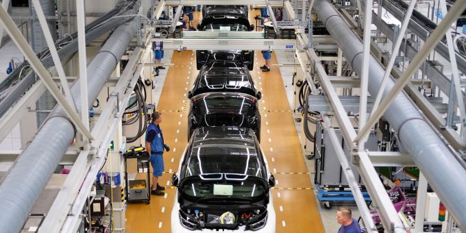 Es ist Licht zu sehen am Ende des Tunnels – die Aussichten für die deutsche Industrie bessern sich. (Archivbild) Industrie