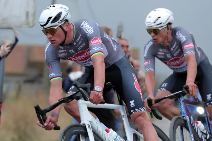 Mathieu van der Poel wurde bei Paris-Roubaix mit einer Flasche beworfen. Mathieu van der Poel