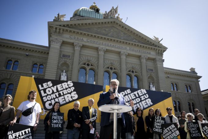 Carlo Sommaruga, Ständerat (SP/GE) und MVS-Präsident, spricht während der Lancierung der Mietpreis-Initiative auf dem Bundesplatz, am 16. Mai 2025 in Bern. Mietpreis-Initiative Carlo Sommaruga