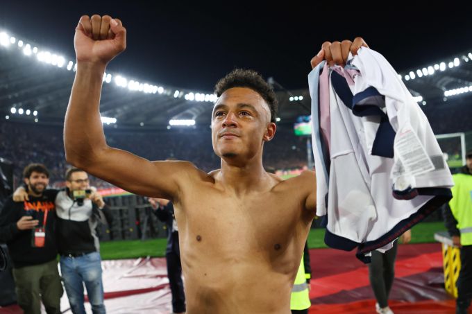 Dan Ndoye lässt sich nach dem Coppa-Sieg von der Fankurve feiern. Dan Ndoye