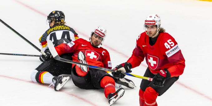 Nico Hischier (m) verletzt sich im Spiel gegen Deutschland. Nico Hischier