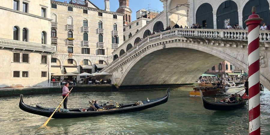 Eine Gondel an der Rialtobrücke in Venedig. In der Nähe der berühmten Brücke geschah 2013 das Unglück. (Symbolfoto)