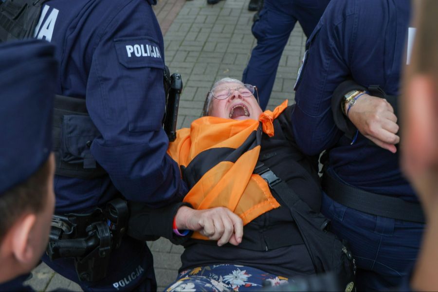 Die Polizei führte die antifaschistische Aktivistin Katarzyna Augustynek ab.