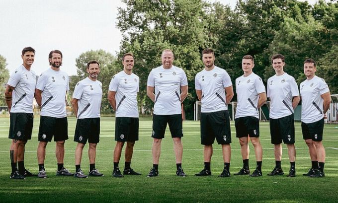 Der Staff des FC Basel (v.l.n.r.): Simone Grippo, Gabriel Wüthrich, Carlos Menéndez, Matthias Kohler, Ludovic Magnin, Luigi Nocentini, Roger Thöni, Yannic Hess, André Santos. FC Basel