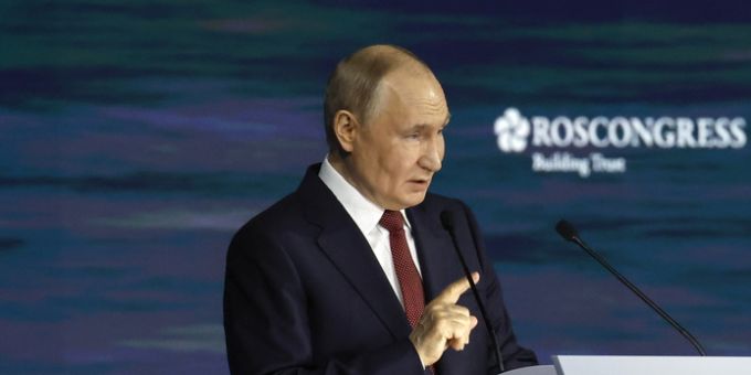 Wladimir Putin wiederholt seinen Besitzanspruch auf die ganze Ukraine. putin