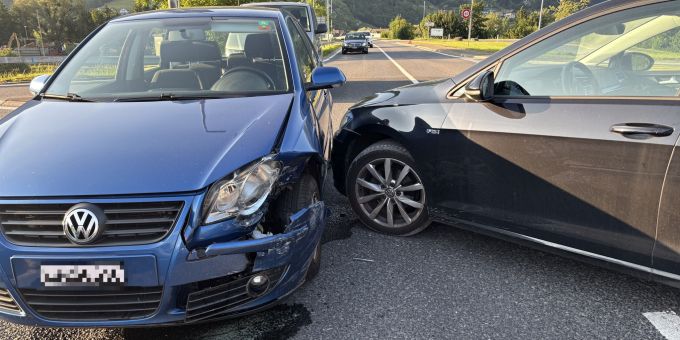 In Mollis sind zwei Autos kollidiert. Kollision in Mollis