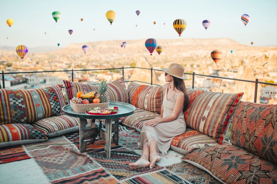 frau schaut auf ballons