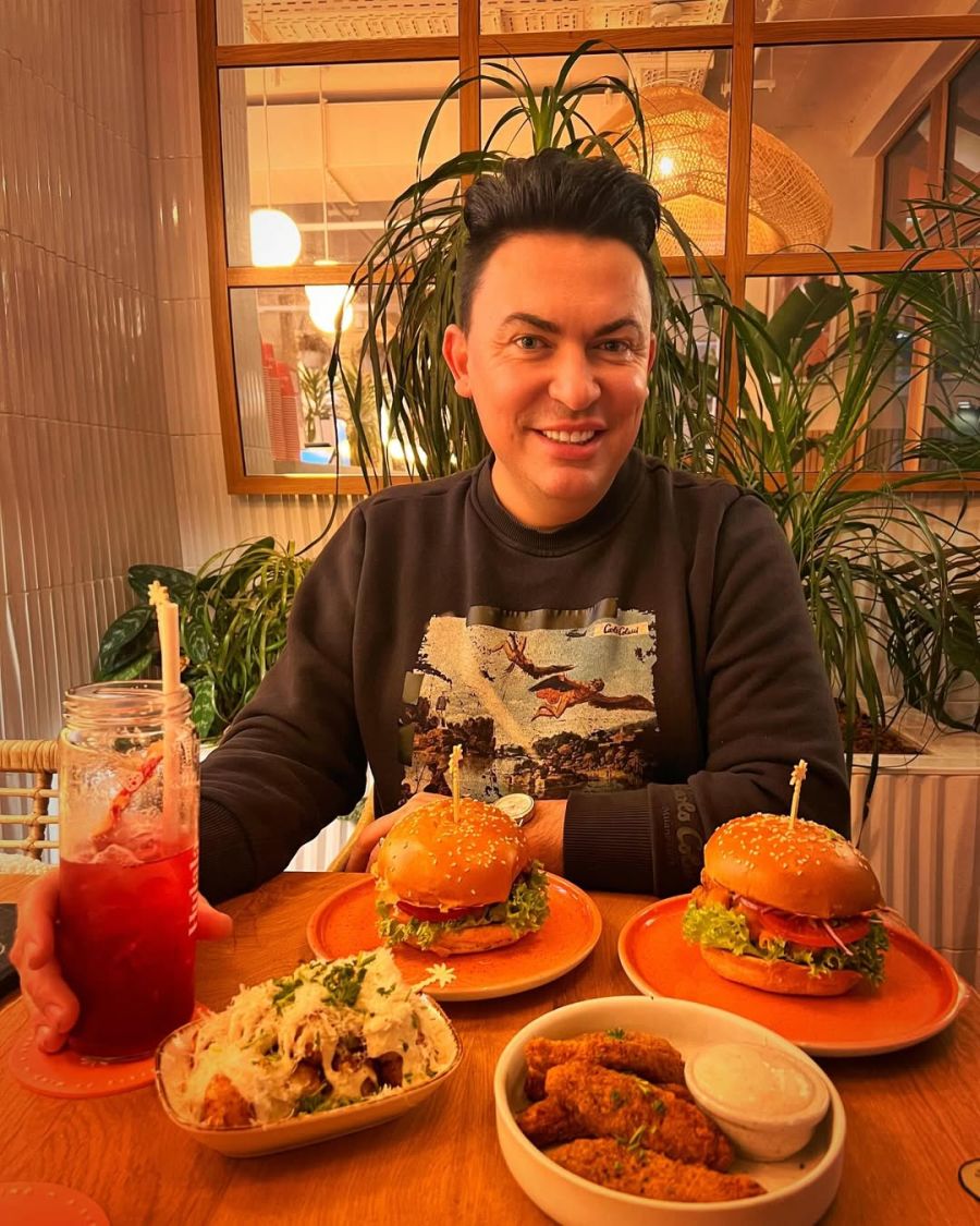 Wenige Tage zuvor besuchte er ein Restaurant, um einen Burger – wenn auch vegan – zu verspeisen.