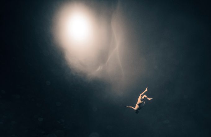 Wie ein Embryo im Fruchtwasser: «Where Waters Meet, 2.31 Atmospheres» (2019) von Julian Charrière zeigt Freitaucher in einer Cenote. Midnight Zone