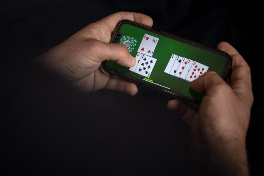 Auch auf dem Rückflug hatte Marco eine Passagierin neben sich, die auf ihrem Handy mit lautem Ton ein Spiel spielte. (Symbolbild)