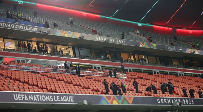 Die Polizei und Rettungskräfte stehen nach dem Final der Nations League auf der Tribüne. Portugal Spanien Nations League