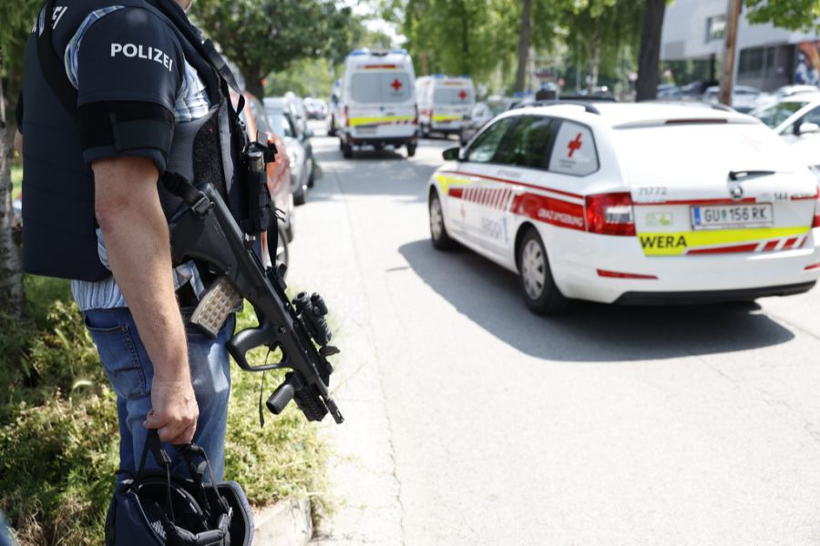 Der Täter, ein ehemaliger Schüler des Gymnasiums, soll sich selber gerichtet haben.