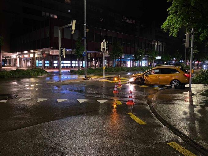 In Zug ist ein alkoholisierter Autofahrer in eine Lichtsignalanlage geprallt. Kollision mit Lichtanlage