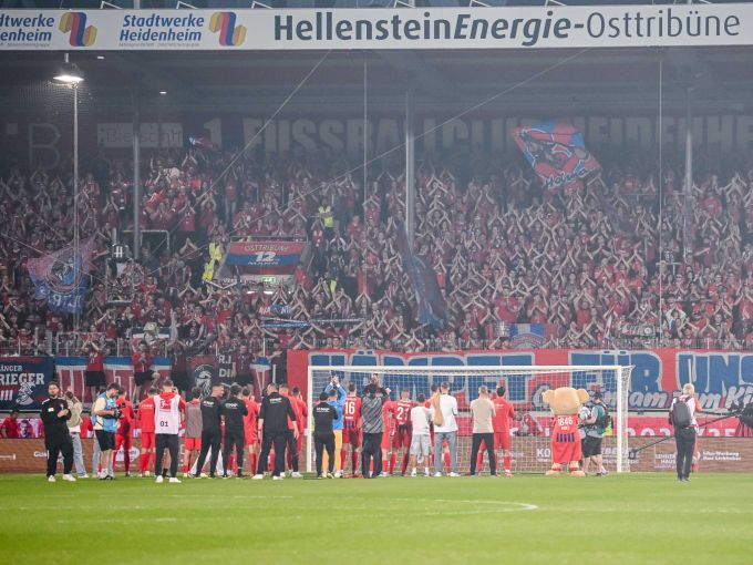 Die Fans von Bochum und Heidenheim werden von FCH-Boss Sanwald gelobt. Bundesliga
