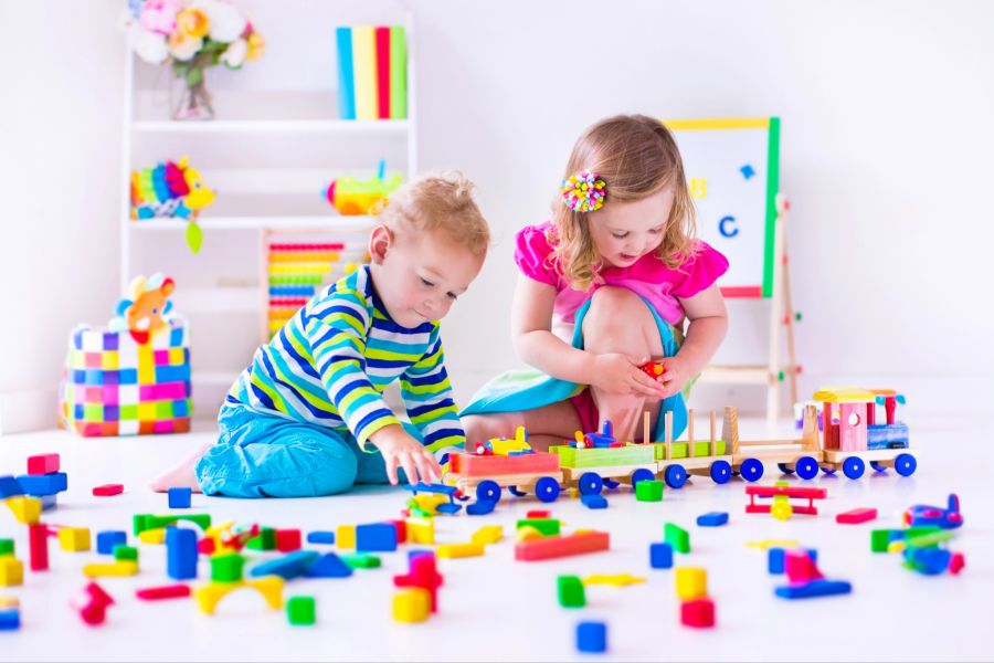 zwei kinder spielen