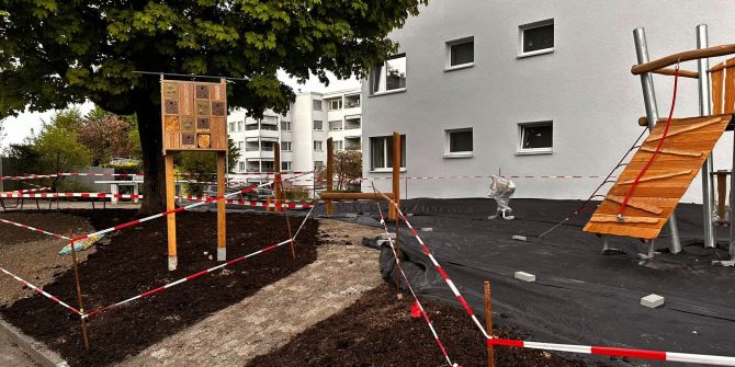 Wildbienen-Hotel Spielplatz