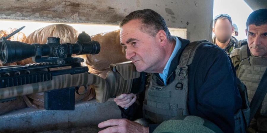 HANDOUT - Israels Verteidigungsminister Israel Katz (l) bei einem Truppenbesuch im Südlibanon. Foto: Ariel Hermoni/Verteidigungsministerium/dpa - ACHTUNG: Nur zur redaktionellen Verwen...