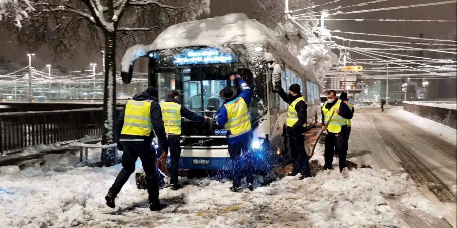 Ein Bild aus dem Jahr 2021: Schon damals gab es ein Schnee-Chaos.